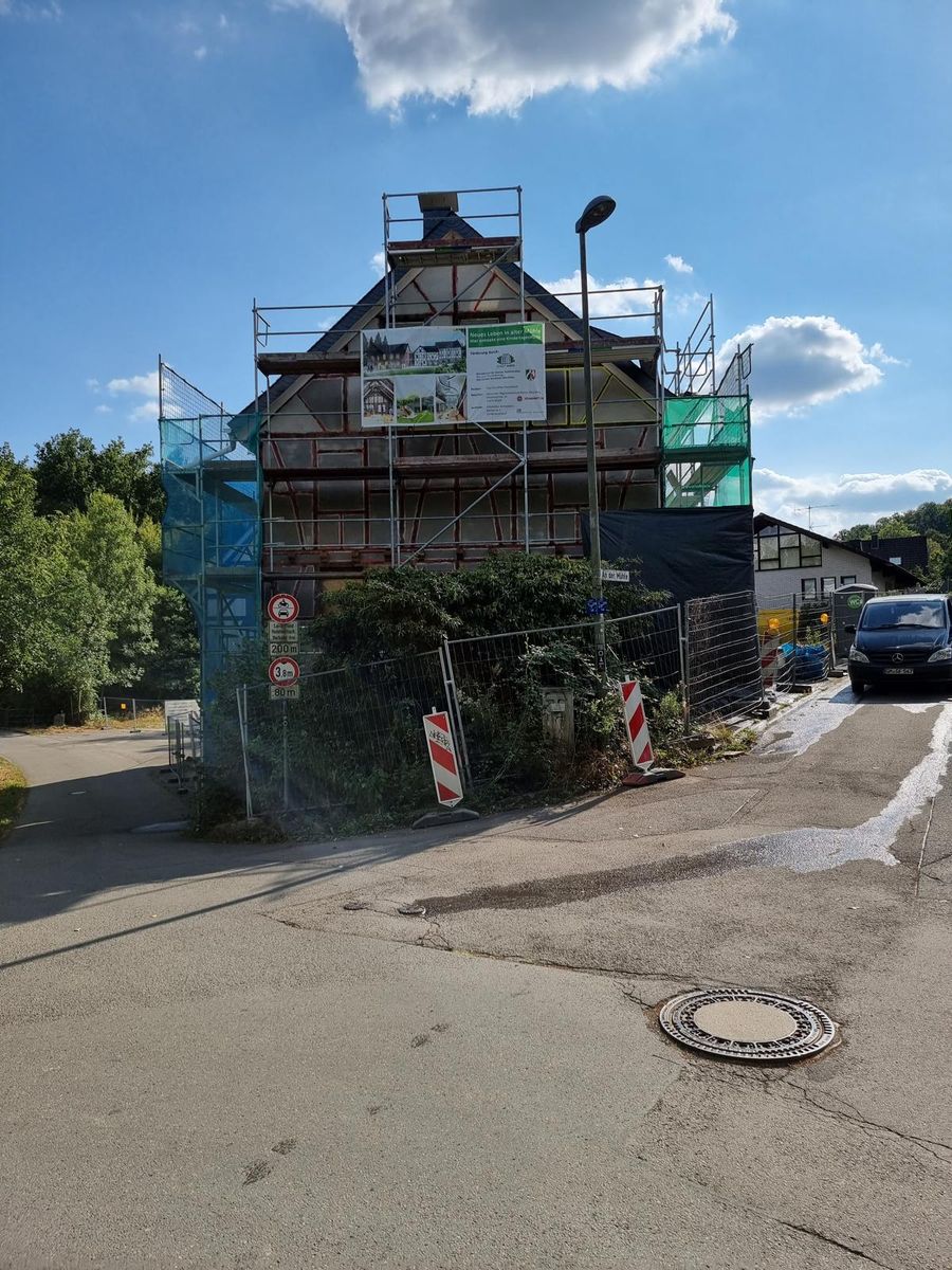 Fachwerkfassade im Gerüst – Projektfoto von Cumia Putzwerk